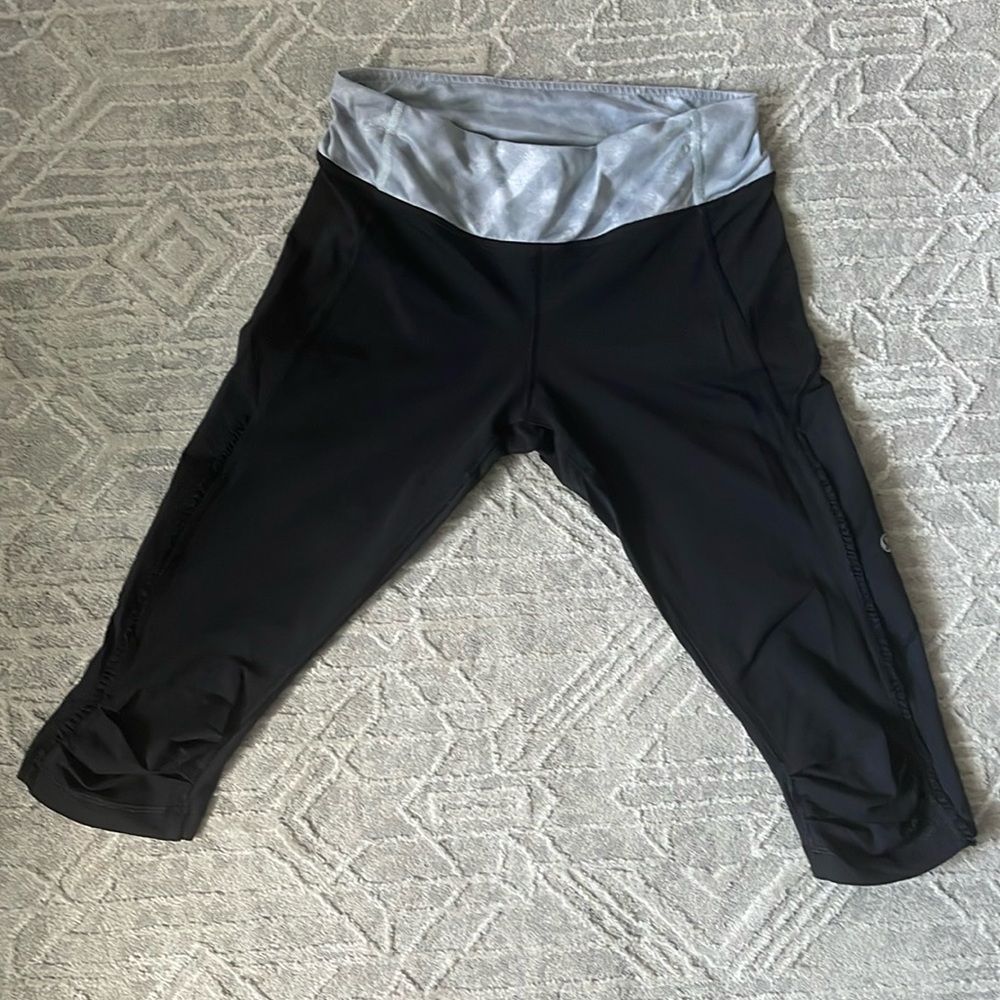 LULULEMON Womens Black Cropped Capri Yoga Leggings with ruched trim